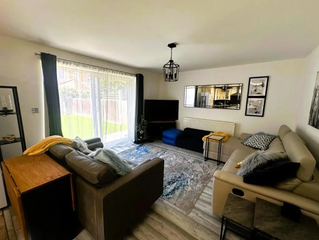 Image 1 of Luxury 3-Bed Ilford Modern Comfort & Elegance