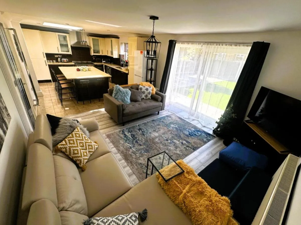 Image 3 of Luxury 3-Bed Ilford Modern Comfort & Elegance
