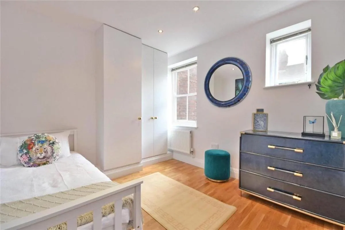 Image 5 of Luxury 3 Bed Apartment – HUGE OUTDOOR TERRACE & Amazing Transport Links