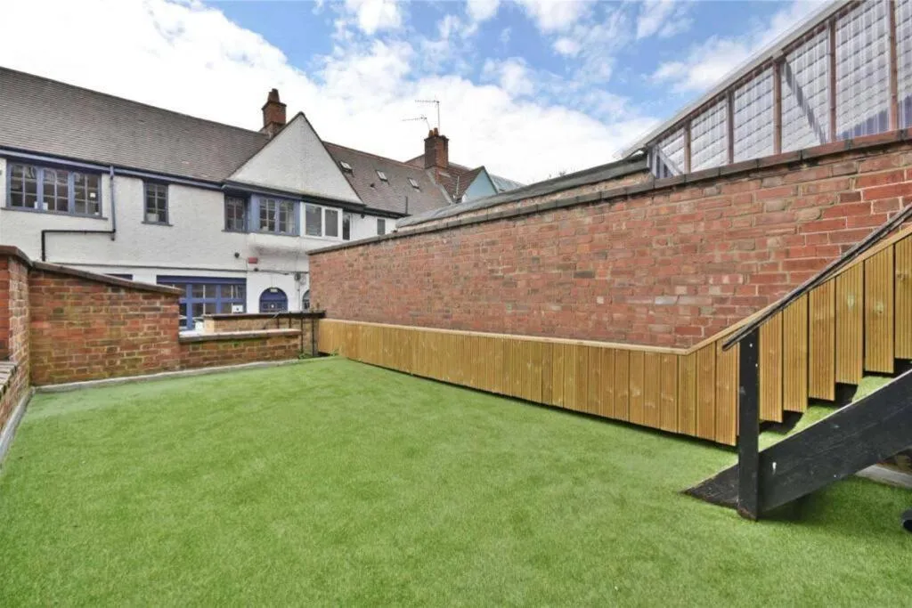 Image 2 of Luxury 3 Bed Apartment – HUGE OUTDOOR TERRACE & Amazing Transport Links