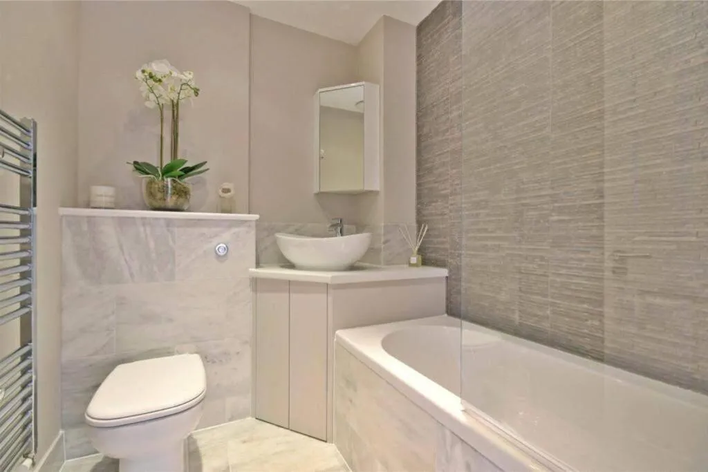 Image 4 of Luxury 3 Bed Apartment – HUGE OUTDOOR TERRACE & Amazing Transport Links