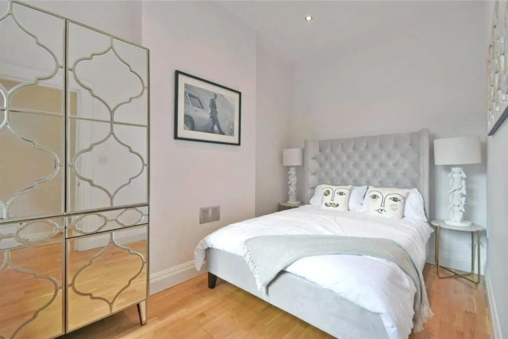 Image 3 of Luxury 3 Bed Apartment – HUGE OUTDOOR TERRACE & Amazing Transport Links
