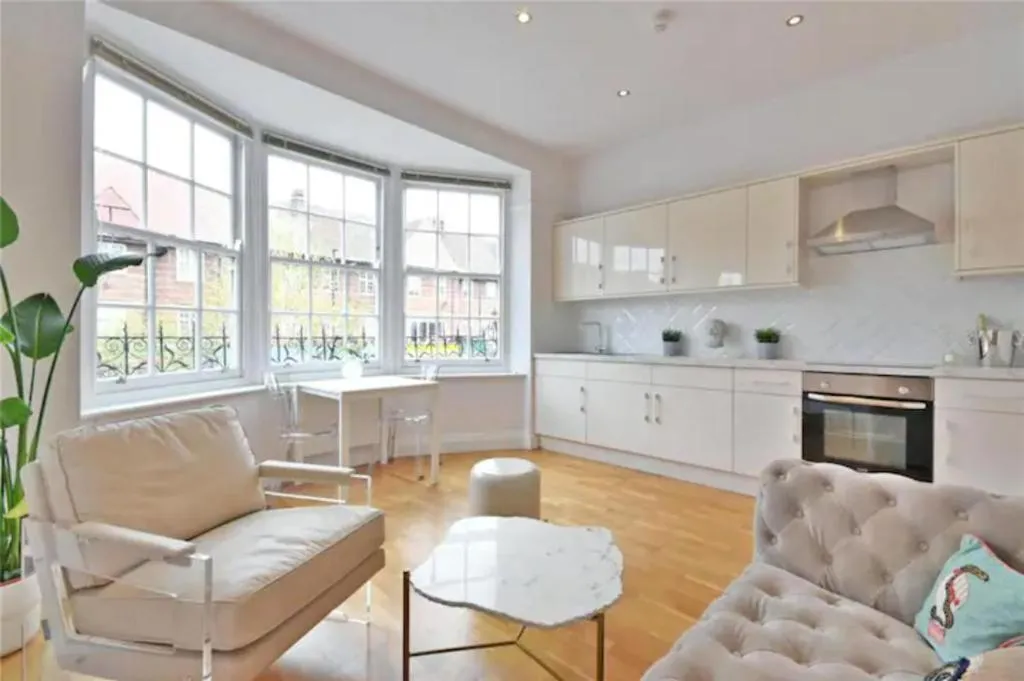 Luxury 3 Bed Apartment – HUGE OUTDOOR TERRACE & Amazing Transport Links