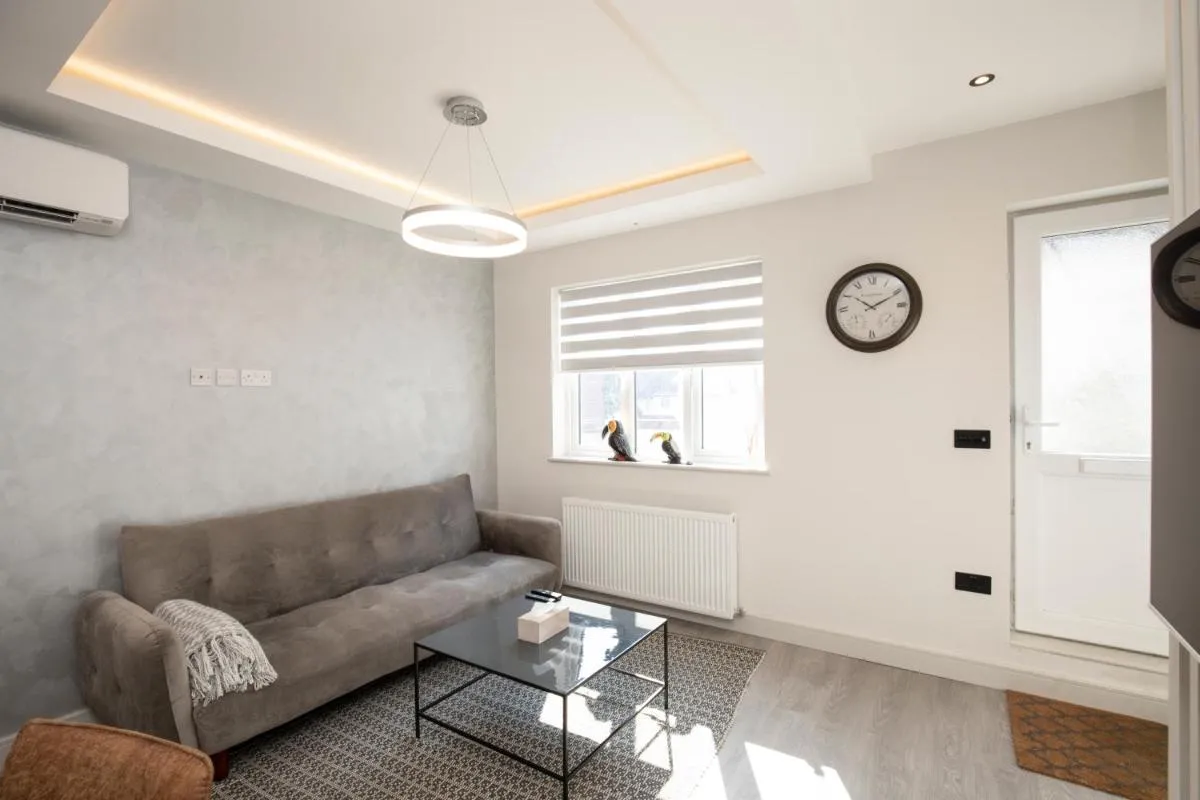 Image 4 of Luxury 3 Bedroom Flat 5 min to tube station