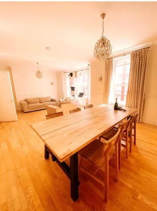 Image 4 of Luxury 3 bedroom, 3 bath apt by Oxford St & Soho