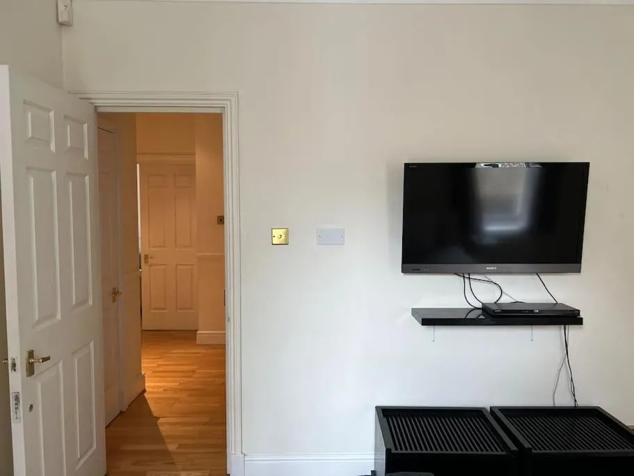 Image 2 of Luxury 3 bedroom, 3 bath apt by Oxford St & Soho