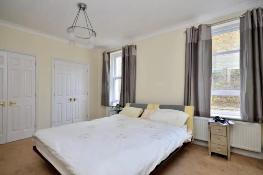 Image 3 of Luxury 3 bedroom, 3 bath apt by Oxford St & Soho