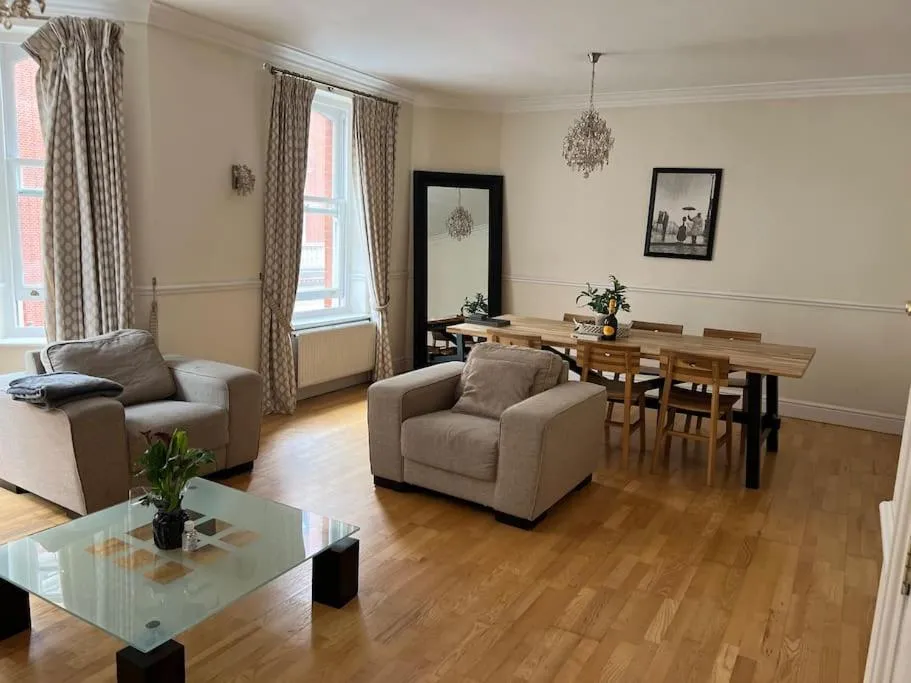 Luxury 3 bedroom, 3 bath apt by Oxford St & Soho