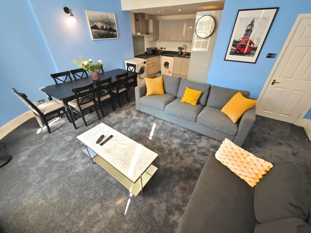 Image 4 of Luxury 4-Bedroom Apartment in Oxford Street