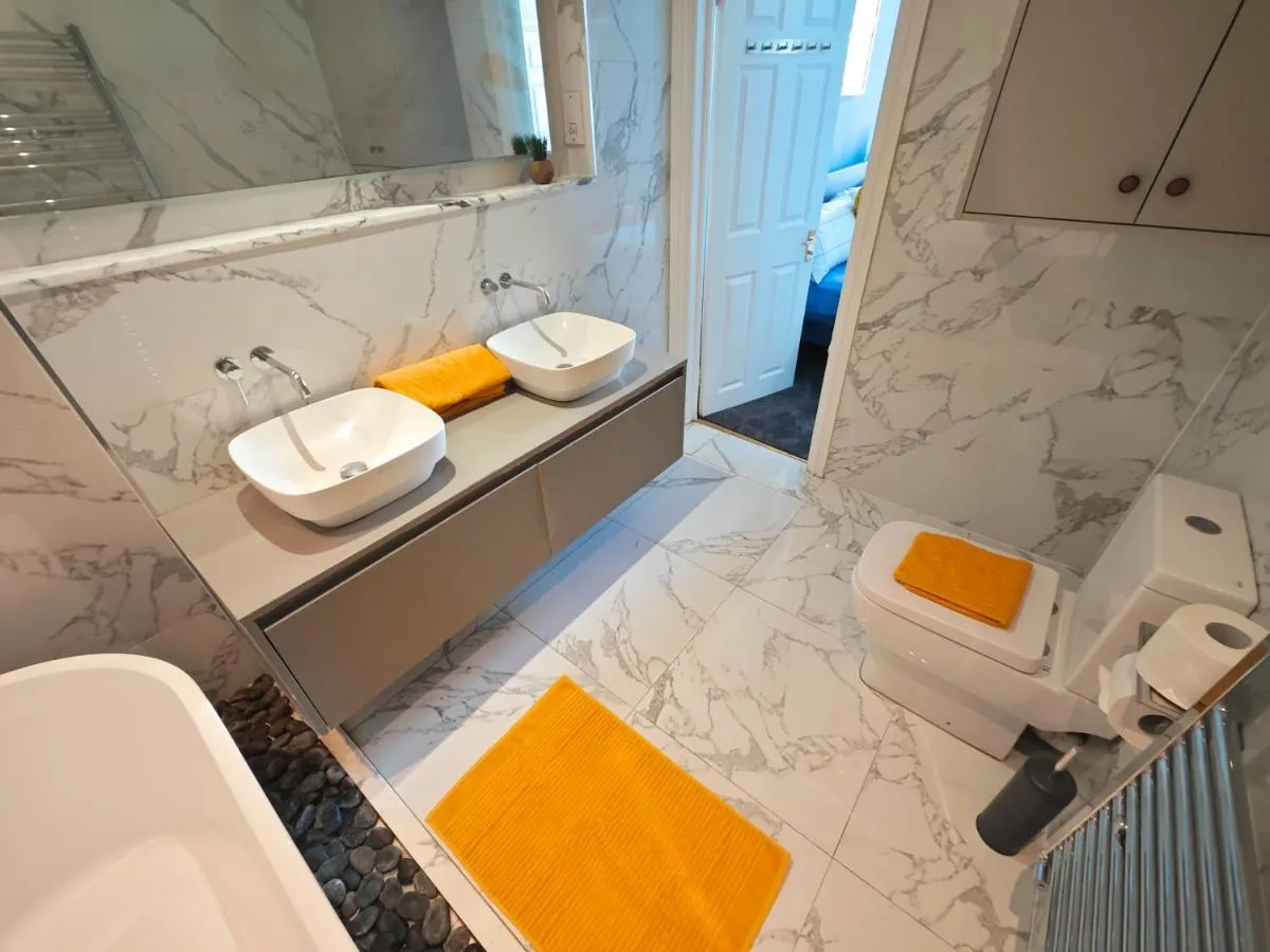 Image 3 of Luxury 4-Bedroom Apartment in Oxford Street