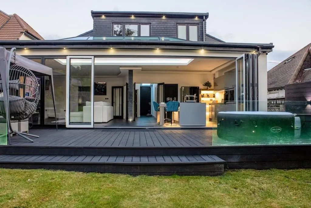 Image 4 of Luxury 4-Bedroom High-End Home, Includes Jacuzzi and Pool Table