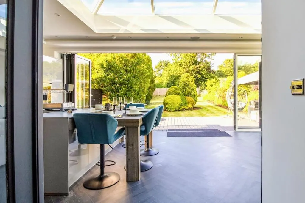 Image 5 of Luxury 4-Bedroom High-End Home, Includes Jacuzzi and Pool Table