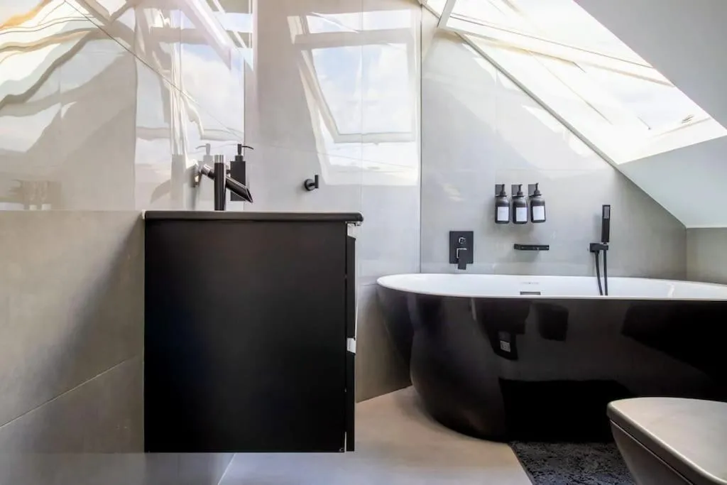 Image 3 of Luxury 4-Bedroom High-End Home, Includes Jacuzzi and Pool Table