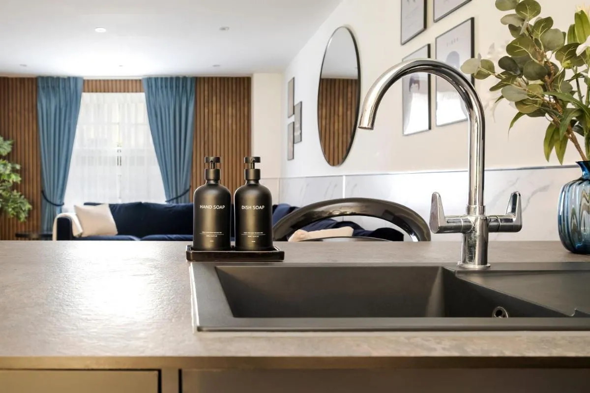 Image 3 of Luxury 4 Bedroom Apartment in Central London