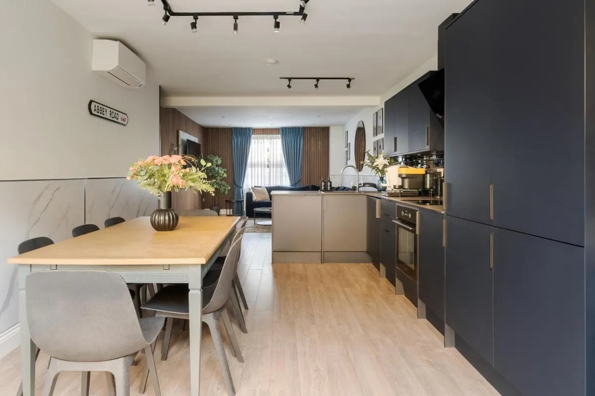 Image 4 of Luxury 4 Bedroom Apartment in Central London