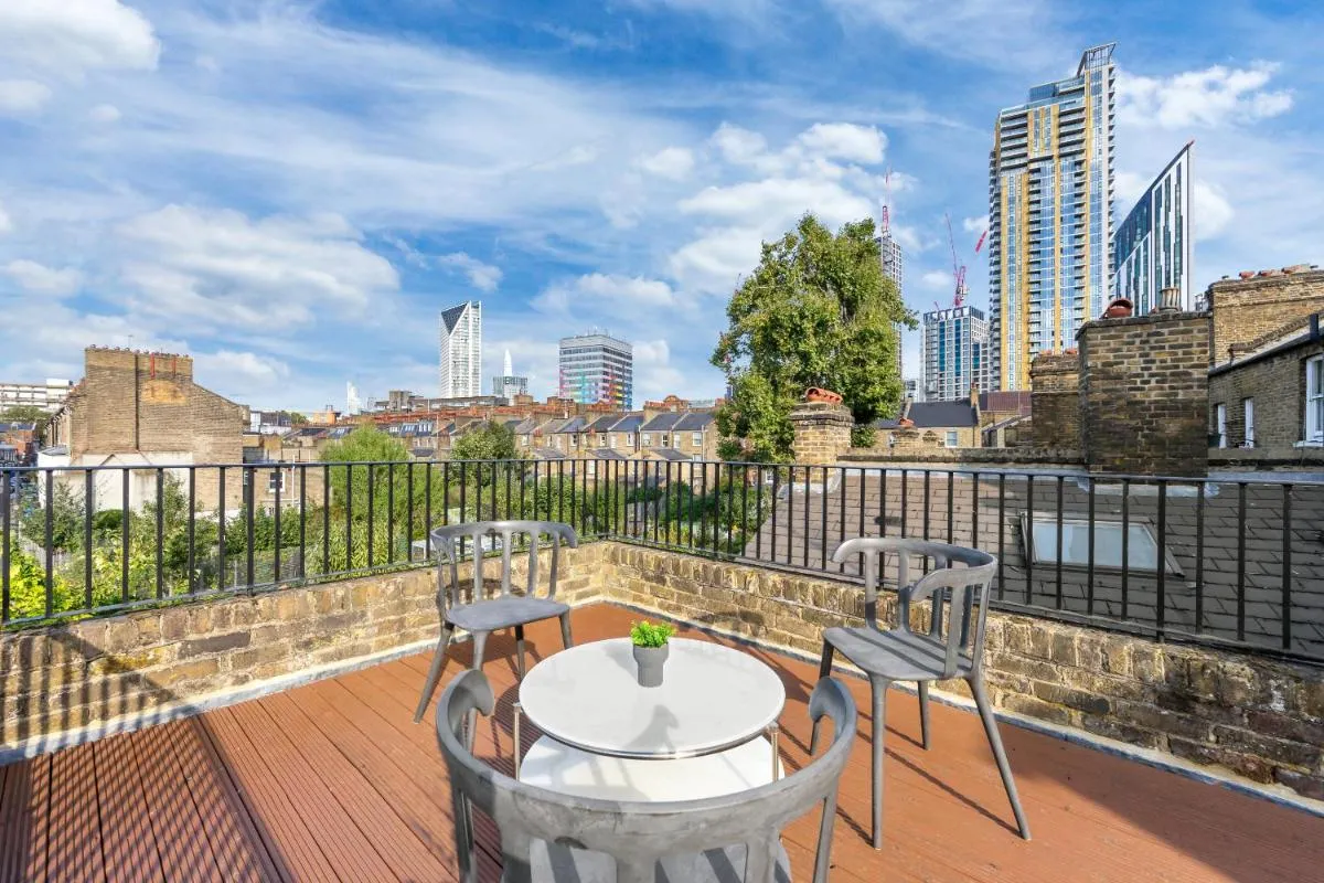 Image 2 of Luxury 4 Bedroom Flat with Stunning Shard View from Terrace in Central London! Next to station, Sleeps 9