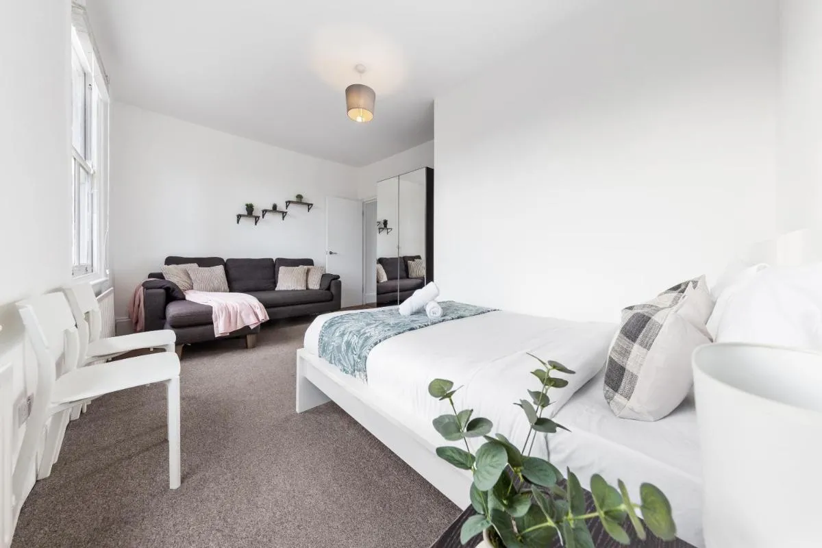Image 3 of Luxury 4 Bedroom Flat with Stunning Shard View from Terrace in Central London! Next to station, Sleeps 9