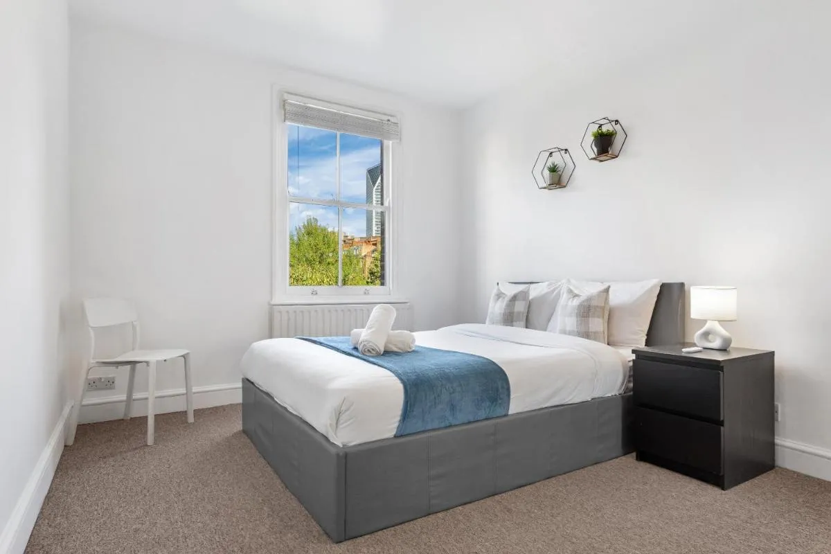 Image 4 of Luxury 4 Bedroom Flat with Stunning Shard View from Terrace in Central London! Next to station, Sleeps 9