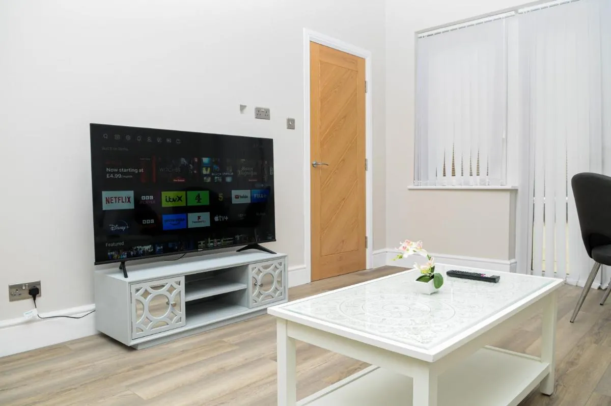 Image 5 of Luxury 5 Star apartments, Parking, Garden, near Metro Stations 10-15mins to London