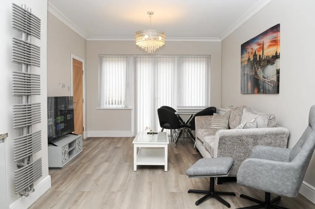 Luxury 5 Star apartments, Parking, Garden, near Metro Stations 10-15mins to London