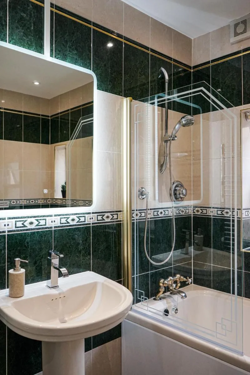 Image 4 of Luxury 5 Star apartments, Parking, Garden, near Metro Stations 10-15mins to London