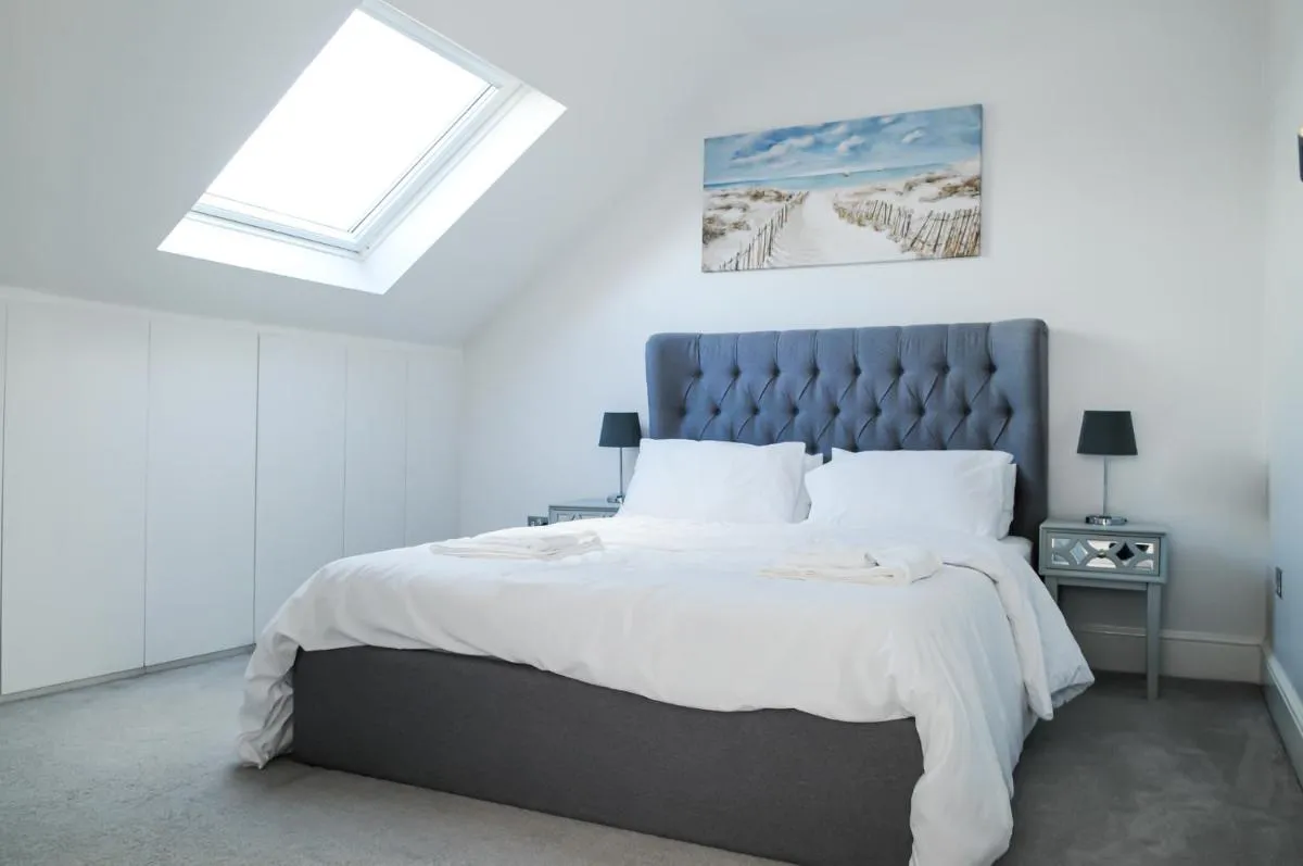 Image 2 of Luxury 5 Star apartments, Parking, Garden, near Metro Stations 10-15mins to London