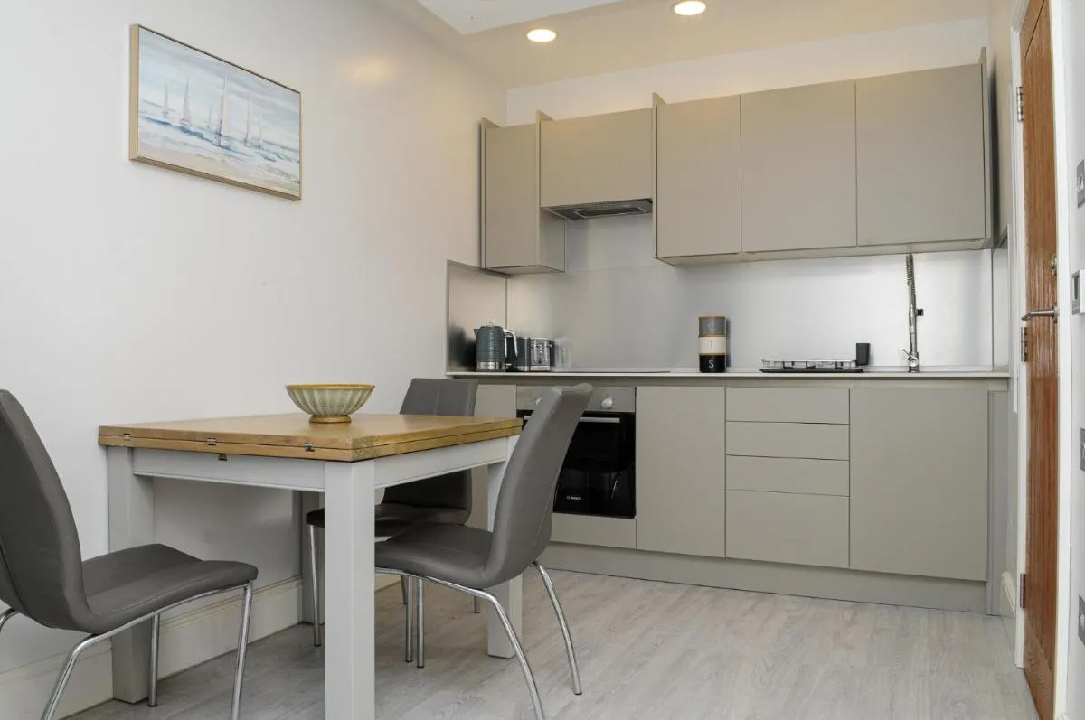 Image 3 of Luxury 5 Star apartments, Parking, Garden, near Metro Stations 10-15mins to London