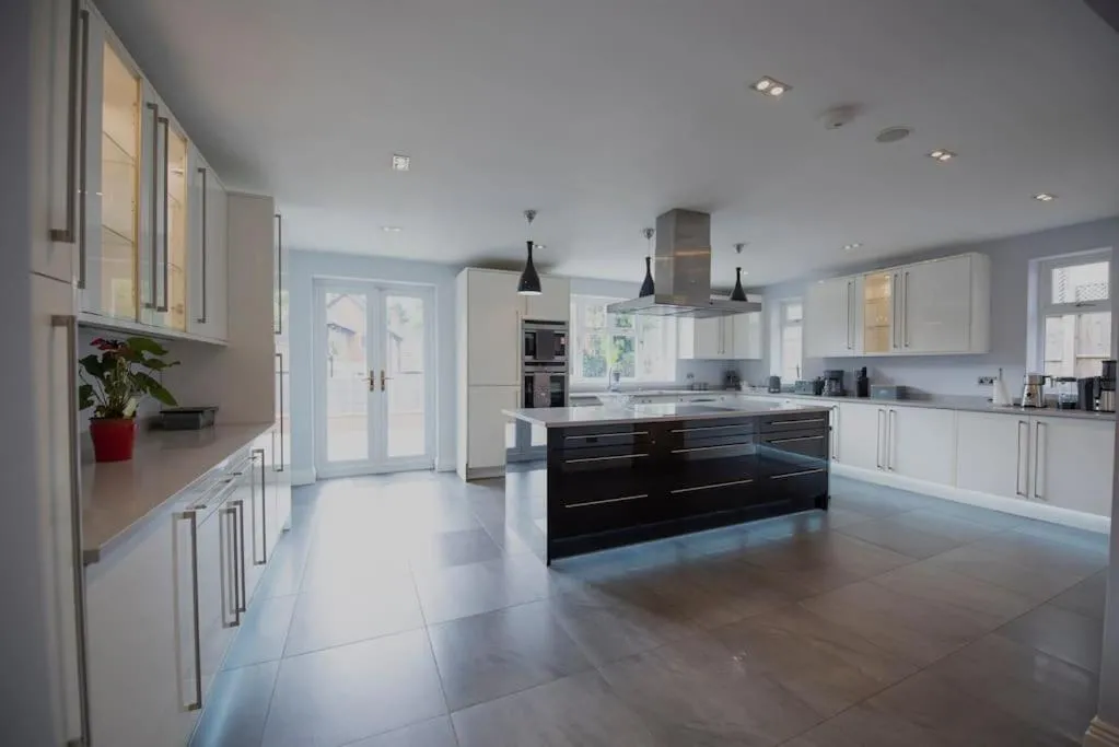 Image 4 of Luxury 6 bedroom house with parking – Northwood