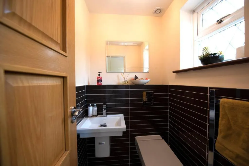 Image 3 of Luxury 6 bedroom house with parking – Northwood