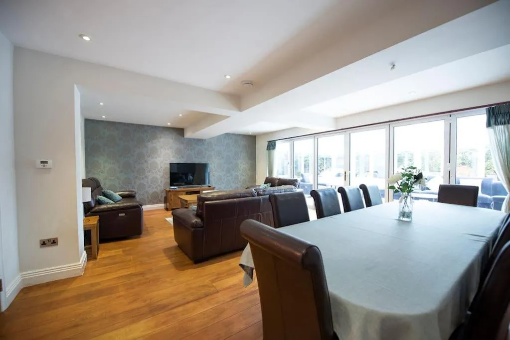 Image 5 of Luxury 6 bedroom house with parking – Northwood
