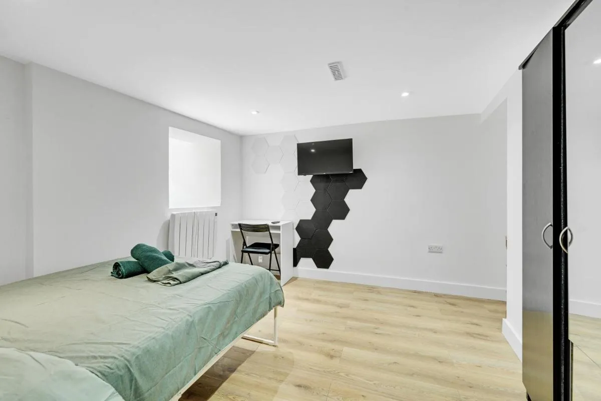 Image 5 of Luxury 8 Rooms & Garden near Excel London