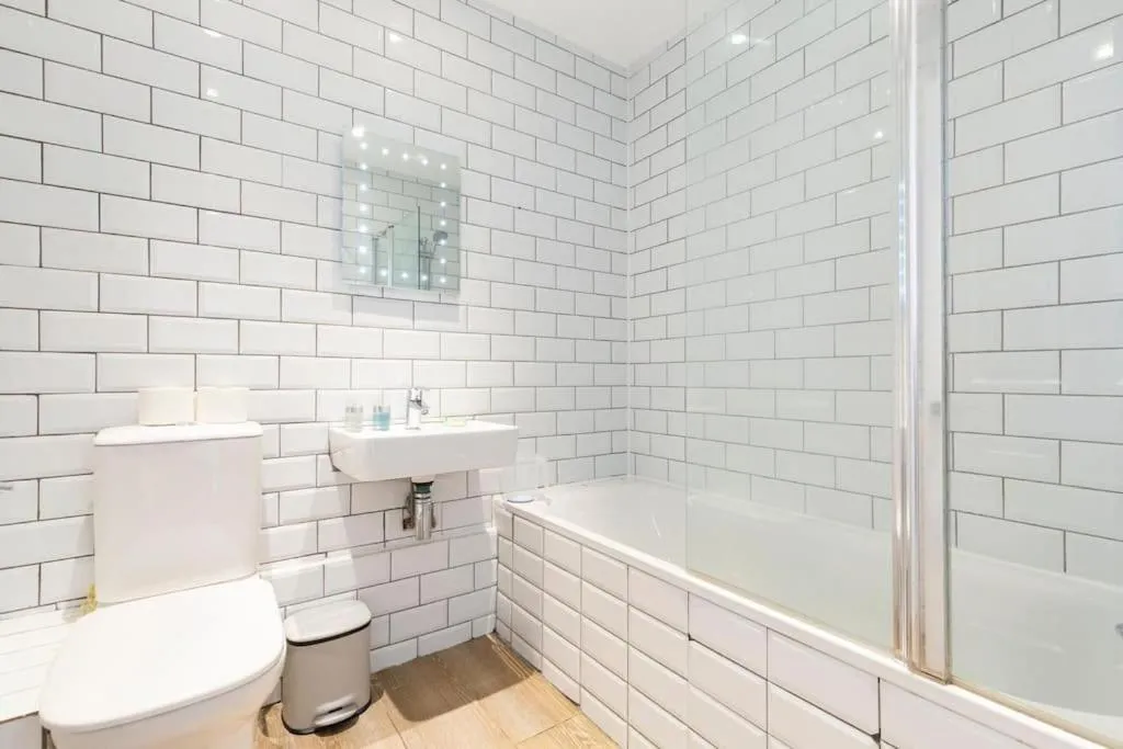 Image 3 of Luxury Camden Apartment E2