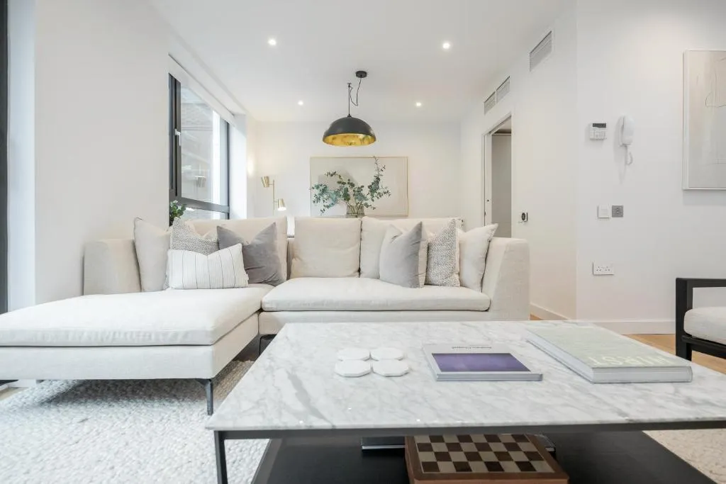 Image 1 of Luxury Central Mayfair Townhouse with A/C 3BR 3BA