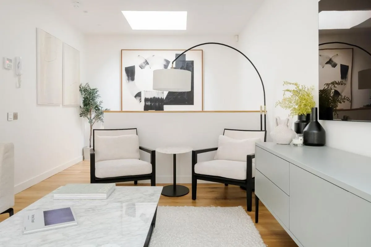 Image 3 of Luxury Central Mayfair Townhouse with A/C 3BR 3BA