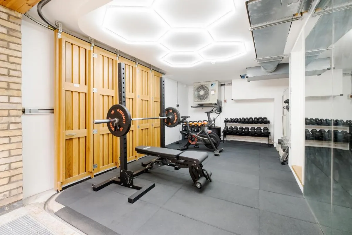 Image 5 of Luxury Central Mayfair Townhouse with A/C 3BR 3BA