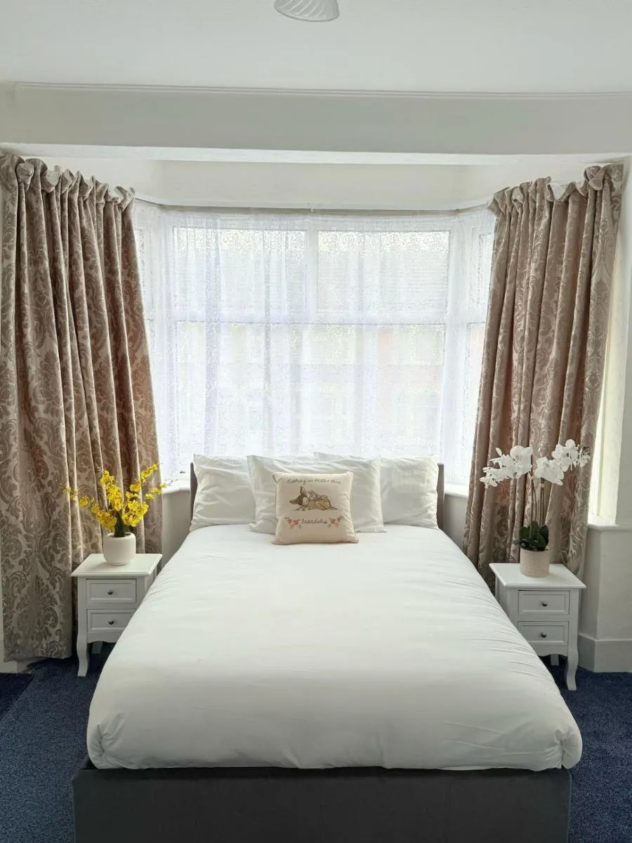 Image 3 of Luxury House in Ilford 21 minute Train journey from Central London