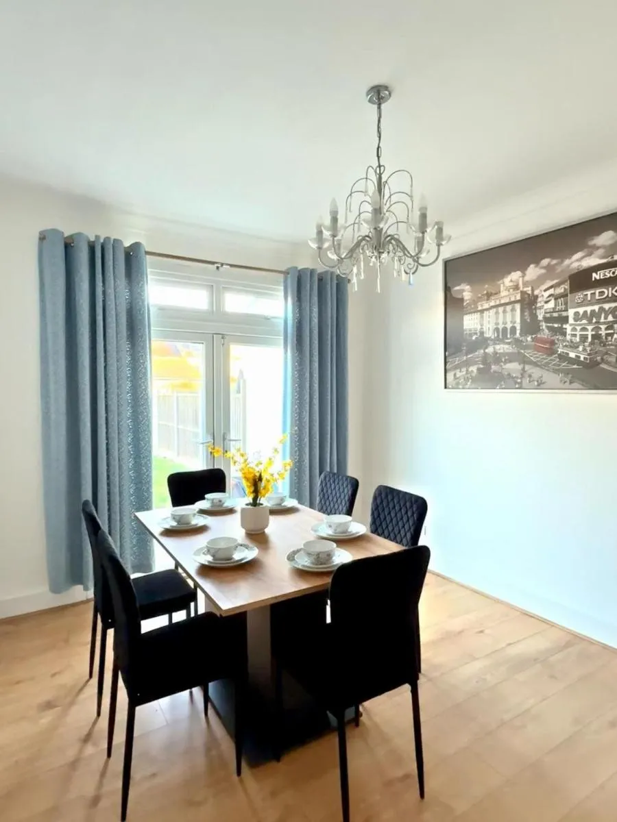 Image 5 of Luxury House in Ilford 21 minute Train journey from Central London