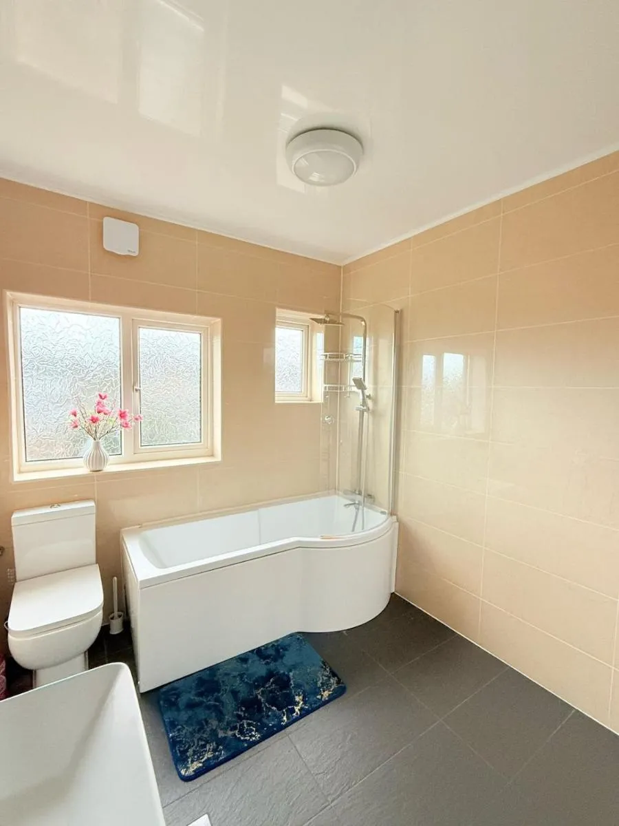 Image 4 of Luxury House in Ilford 21 minute Train journey from Central London