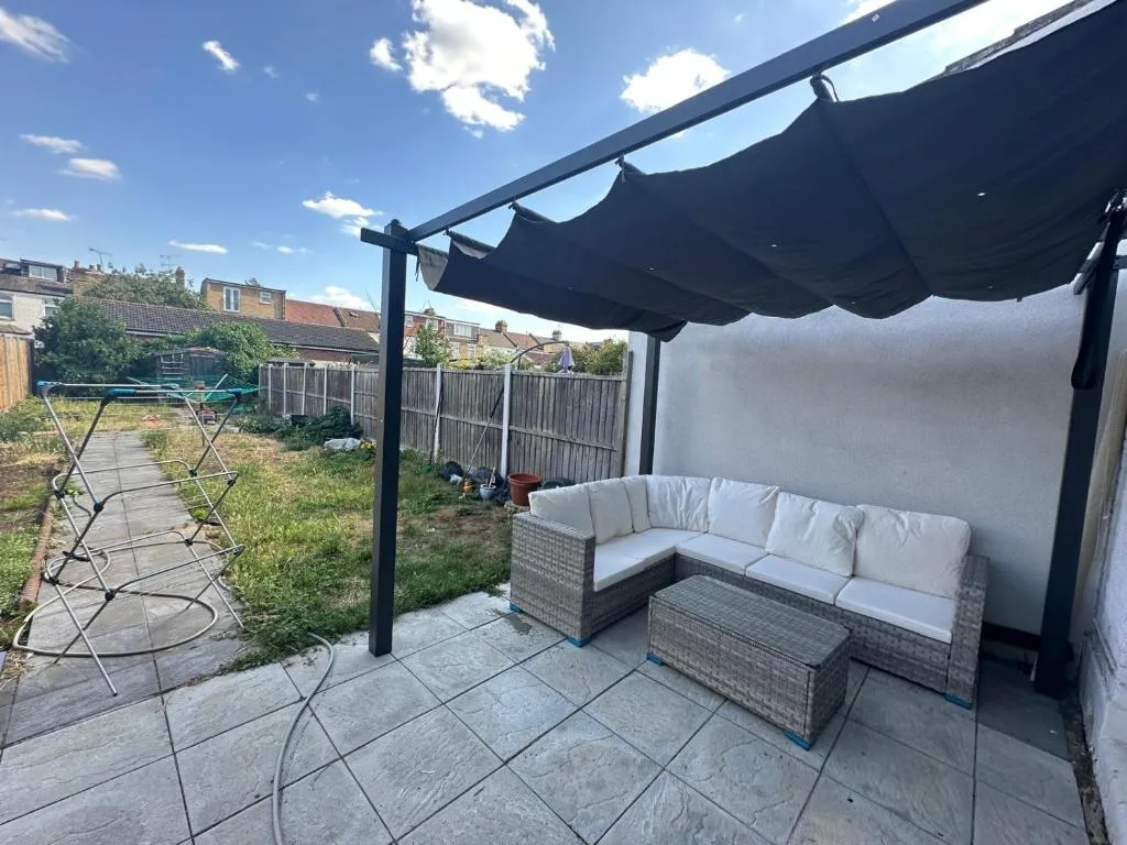 Luxury House in Ilford 21 minute Train journey from Central London
