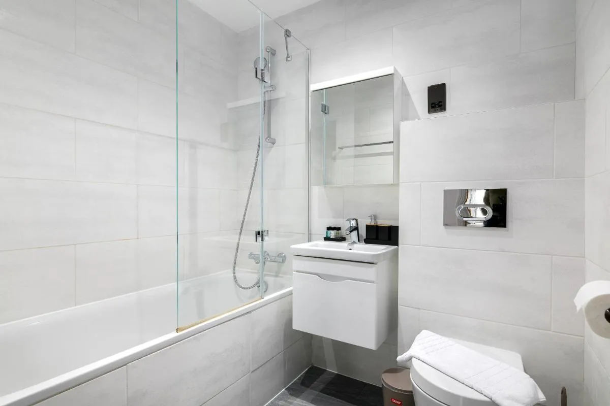 Image 3 of Luxury London City Top Floor 2BedRoom 2Bathroom Apartment with Lift and Balcony Sleeps 6