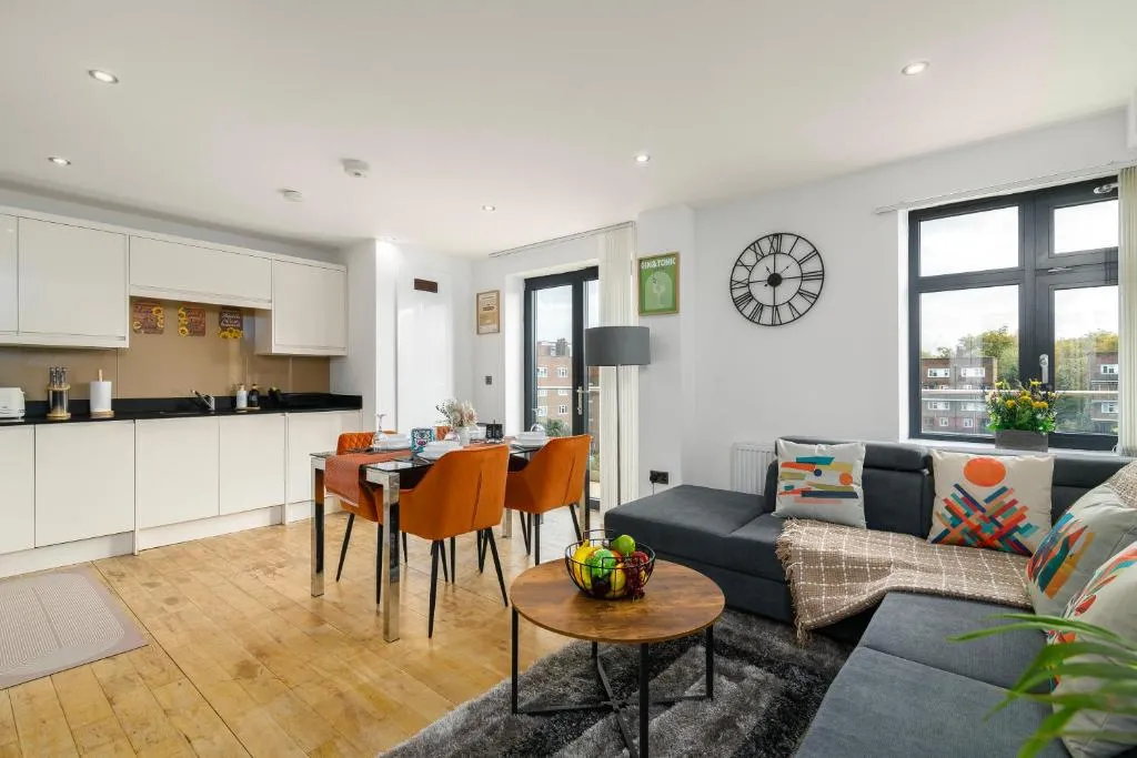 Luxury London City Top Floor 2BedRoom 2Bathroom Apartment with Lift and Balcony Sleeps 6