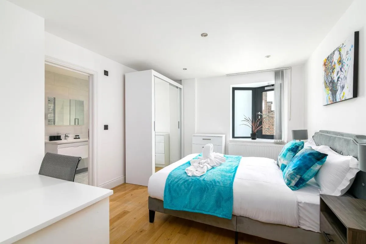 Image 2 of Luxury London City Top Floor 2BedRoom 2Bathroom Apartment with Lift and Balcony Sleeps 6