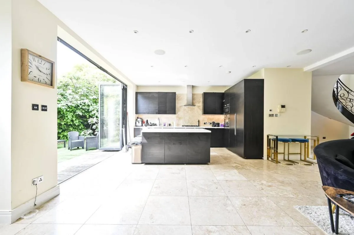 Image 4 of Luxury London House