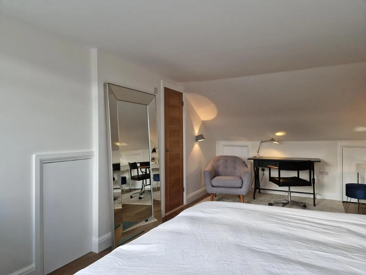 Image 3 of Luxury London Oasis