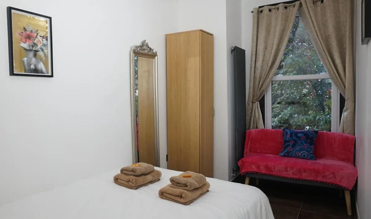 Image 3 of Luxury London house sleeps 13, 2 minutes to metro