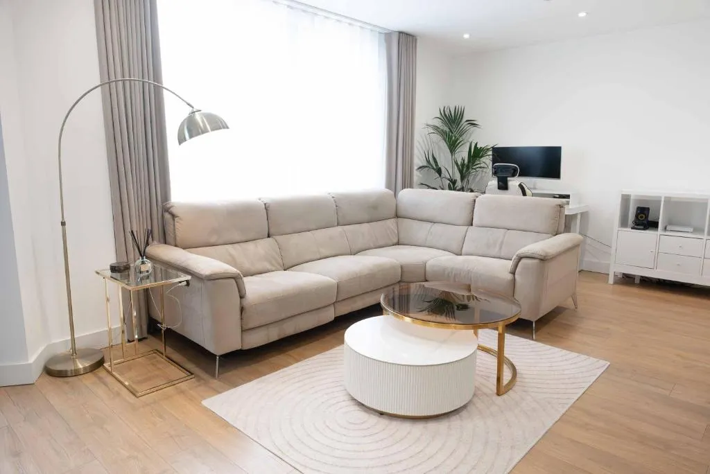 Image 1 of Luxury One Bedroom Apartment Near Canary Wharf with Gym