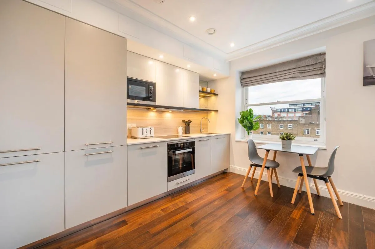 Image 4 of Luxury One Bedroom Apartment With AC, Balcony, Free Coffee Central London