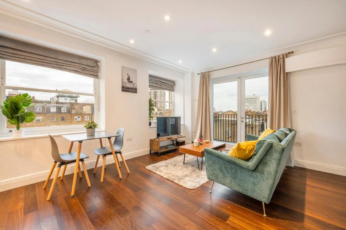 Image 5 of Luxury One Bedroom Apartment With AC, Balcony, Free Coffee Central London