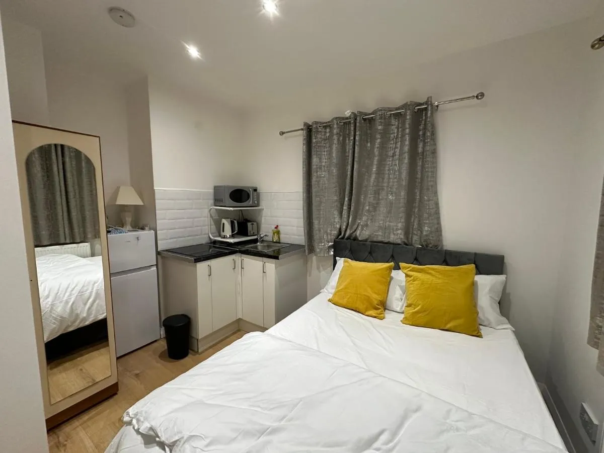 Image 3 of Luxury Private 2nd Studio Flat With Great Views in Keedonwood Road With Fully Own Bathroom Newly Added And Private Kitchenette