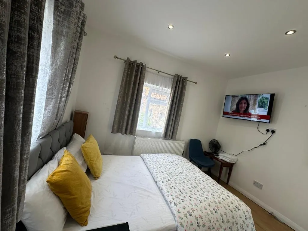Luxury Private 2nd Studio Flat With Great Views in Keedonwood Road With Fully Own Bathroom Newly Added And Private Kitchenette